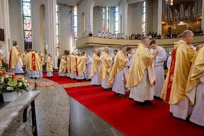 „Na swoje życie i swoje kapłaństwo trzeba popatrzeć w świetle Bożej miłości. Inaczej go nie pojmiemy ani my, ani ci, którzy będą na nas patrzeć” – mówił bp Jan Wątroba podczas Mszy św. z udzieleniem święceń prezbiteratu. 4 czerwca 2022 r. w kościele katedralnym jedenastu diakonów diecezji rzeszowskiej przyjęło sakrament kapłaństwa.
Do grona neoprezbiterów diecezji rzeszowskiej należą: ks. Sebastian Bełz z parafii w Nienadówce, ks. Krzysztof Lampart z parafii w Rudnej Wielkiej, ks. Mateusz Łachmanek z parafii w Lipinkach, ks. Karol Migut z parafii w Jasionce, ks. Marcin Murawski z parafii katedralnej w Rzeszowie, ks. Adrian Pazdan z parafii w Zagorzycach, ks. Tomasz Sienicki z parafii w Bieździedzy, ks. Dominik Świeboda z parafii w Palikówce, ks. Piotr Wąsacz z parafii bł. Władysława Findysza w Rzeszowie, ks. Mateusz Wojtuń z parafii w Święcanach oraz ks. Wiktor Zoła z parafii w Cieklinie.
Mszy św. przewodniczył i święceń udzielił bp Jan Wątroba. Eucharystię koncelebrowało około osiemdziesięciu księży, m.in: przełożeni Wyższego Seminarium Duchownego w Rzeszowie oraz proboszczowie i wikariusze z parafii rodzinnych neoprezbiterów. W Mszy św. uczestniczył abp Edward Nowak, bp Kazimierz Górny i bp Edward Białogłowski.
Zebranych w kościele katedralnym powitał ks. Krzysztof Gołąbek, proboszcz parafii.
W homilii bp Jan Wątroba nawiązał do słów z Ewangelii według św. Jana w których Chrystus tłumaczy co to znaczy być dobrym pasterzem. „Być kapłanem w Kościele Chrystusowym to znaczy mieć udział w Jego pasterskiej misji i stale upodabniać się do Dobrego Pasterza, który zna owce, karmi je, broni i jest gotów oddać życie dla ich dobra” – mówił hierarcha.
Po homilii odbył się obrzędy święceń: przyrzeczenie czci i posłuszeństwa Biskupowi Ordynariuszowi, Litania do Wszystkich Świętych podczas której kandydaci leżeli krzyżem, nałożenie rąk, modlitwa święceń oraz namaszczenie rąk krzyżmem i wręczenie chleba i wina. Podczas Liturgii Eucharystycznej nowo wyświęceni po raz pierwszy wyciągnęli dłonie nad chlebem i winem wypowiadając słowa konsekracji.
Na zakończenie Mszy św. ks. Tomasz Sienicki, podziękował w imieniu nowo wyświęconych wszystkim, którzy przyczynili się do przygotowania ich do kapłaństwa. Słowa wdzięczności, m.in. przełożonym Wyższego Seminarium Duchownego w Rzeszowie i rodzicom neoprezbiterów, wypowiedział bp Jan Wątroba. 
W drodze do zakrystii neoprezbiterzy zatrzymali się przy figurze Matki Bożej Fatimskiej zawierzając swoje kapłaństwo Matce Bożej.
W niedzielę, 5 czerwca, w Uroczystość Zesłania Ducha Świętego, neoprezbiterzy będą sprawować w swoich rodzinnych parafiach uroczyste Msze św. prymicyjne, a w najbliższych tygodniach otrzymają skierowania do parafii.

Fot. ks. Jakub Nagi oraz biala-wrona.pl
