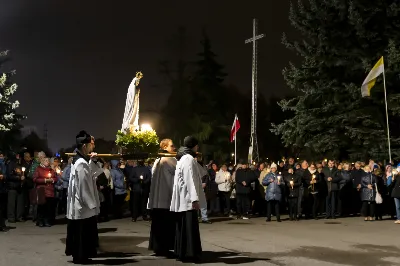 Objawienia Fatimskie to ważny dla katolików znak Bożej Opatrzności i nieustannej opieki Matki Bożej. Fatima to miasto w środkowo-zachodniej Portugalii. To właśnie tam miały miejsce objawienia Najświętszej Maryi Panny w 1917 roku, jakich doświadczyli Łucja Dos Santos oraz Hiacynta i Franciszek Marto – mali pastuszkowie. Maryja ukazywała się dzieciom każdego 13-go dnia miesiąca od maja do października.  Na pamiątkę tychże objawień, Kościół Katolicki uczestniczy w tzw. nabożeństwach fatimskich. Ostatnie z nich miały miejsce 13 października – w naszej Katedrze obecna była również cała wspólnota Wyższego Seminarium Duchownego w Rzeszowie. Uroczystości rozpoczęły się Mszą świętą o godzinie 19:00 pod przewodnictwem księdza rektora Pawła Pietrusiaka, zaś homilię wygłosił ojciec duchowny ks. Andrzej Szpaczyński.  Ojciec Andrzej już na początku wygłaszanego słowa skierował naszą uwagę na wielki cud Eucharystii: „Czy zobaczymy jakiś cud? Czy dany będzie jakiś znak?” – zapytał i od razu odpowiedział: „Nie wiadomo, czy będzie coś niezwykłego, ale jestem przekonany, że będzie cud – cud przemiany chleba i wina w Ciało i Krew Chrystusa – ten cud się dokona”. To bardzo ważne w życiu każdego chrześcijanina, aby nie szukać mistycznych doznań, czy szczególnych znaków od Boga, ale aby ujrzeć największy cud jakim jest Eucharystia. W tym darze możemy uczestniczyć każdego dnia i do tego też jesteśmy zaproszeni.  Po Eucharystii odbyła się procesja z figurą Matki Bożej Fatimskiej oraz Różaniec z rozważaniami przygotowanymi przez diakonów naszej diecezji.  Jesteśmy wdzięczni Panu Bogu za łaskę miłosierdzia i wezwania do pokoju jakie przesłał przez objawienia Pani Fatimskiej i nieustannie prosimy Go, abyśmy coraz mocniej potrafili kochać i dążyć do jedności. Za ten czas wspólnej modlitwy, chwała Panu!  fot. Joanna Prasoł