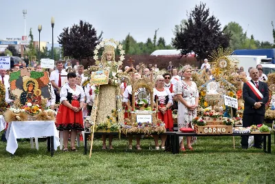 „Wierność ideałom jest gwarantem tego, że nie pogubimy się życiowo, nie skompromitujemy się i w naszym polskim domu będziemy gospodarzami, a nie najemnikami” – mówił podczas Dożynek Diecezjalnych bp Edward Białogłowski. 28 sierpnia 2022 r. do Parku Papieskiego w Rzeszowie przyjechało ponad 60 delegacji z wieńcami.

Do Parku Papieskiego w Rzeszowie przyjechało ponad 60 delegacji z parafii diecezji rzeszowskiej z wieńcami żniwnymi. Tegoroczną obsługę dożynek, w tym przygotowanie liturgii, zapewnili wierni i duszpasterze z Diecezjalnego Sanktuarium św. Józefa w Rzeszowie i dekanatu Rzeszów Północ. Przed Mszą św. odbył się program słowno-muzyczny w wykonaniu Diakonii Muzycznej z parafii św. Józefa w Rzeszowie.

Przed rozpoczęciem Mszy św. ks. Jerzy Uchman, diecezjalny duszpasterz rolników, przywitał przybyłych do Rzeszowa rolników, ogrodników, sadowników i pszczelarzy, wśród nich starostów dożynek: Aleksandrę i Bartłomieja Kędziorów z parafii pw. św. Józefa w Rzeszowie, a także obecnych na Mszy św. parlamentarzystów, władze państwowe i samorządowe, służby mundurowe oraz poczty sztandarowe.

Eucharystii przewodniczył bp Kazimierz Górny. W koncelebrze uczestniczył bp Edward Białogłowski, ks. infułat Wiesław Szurek oraz blisko dwudziestu księży.

Homilię wygłosił bp Edward Białogłowski.

„Dziękujemy Bogu za rolników, którzy mimo różnych trudności i przeciwności, które dotykają polską wieś, trwają przy rodzinnych gospodarstwach. Pochylają się nad rolą, która wydaje chleb i różne rośliny, warzywa, owoce i kwiaty. Dziękujemy wam, gospodynie i gospodarze, starsi i młodzi, za troskę i bezpieczeństwo żywnościowe naszego kraju oraz za zapasy żywnościowe, które są sprzedawane do innych krajów, a także wspomagają naszych sąsiadów borykających się, czy uciekających ze swojego kraju przed wojną do naszej ojczyzny, aby znaleźć tutaj bezpieczny kąt” – mówił bp Edward Białogłowski.

Biskup Białogłowski kierując do zebranych słowa zachęty pytał:

„Czy wasze domu rozbrzmiewają codzienną modlitwą dziękczynną i błagalną? Czy niedziela dla waszych domowników jest dniem świętym, z udziałem we Mszy św., z rodzinnym posiłkiem, z rozmową o waszej rodzinie, o jej troskach i radościach, o gospodarstwie, jego przyszłości i o przyszłości naszej ojczyzny? Zapalajcie ducha młodego pokolenia do życia ideałami: Bóg, honor, ojczyzna (…) Wierność ideałom jest gwarantem tego, że nie pogubimy się życiowo, nie skompromitujemy się i w naszym polskim domu będziemy gospodarzami, a nie najemnikami” – mówił bp Białogłowski.

Po błogosławieństwie poszczególne delegacje zaprezentowały swoje wieńce.

ks. Jakub Nagi
fot. ks. Tomasz Nowak