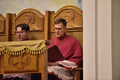 W Katedrze Rzeszowskiej podczas I Nieszporów Uroczystości św. Józefa Oblubieńca NMP odbył się obrzęd instalacji nowych kanoników Kapituły Katedralnej w Rzeszowie. Liturgii Nieszporów przewodniczył ks. Krzysztof Gołąbek, proboszcz Katedry i prepozyt Kapituły Katedralnej, który wygłosił również homilię. Uroczystości rozpoczęły się od odczytania przez ks. Gołąbka dekretu bp. Jana Wątroby o włączeniu nowych członków do grona Kapituły. Następnie nowi kanonicy złożyli wyznanie wiary oraz przysięgę wierności przy obejmowaniu urzędu wykonywanego w imieniu Kościoła.

Do grona kanoników katedralnych dołączyli: ks. dr Paweł Synoś – Wikariusz Biskupi do spraw duchowieństwa diecezjalnego, ks. Prałat dr Piotr Tarnawski – Sekretariat Stanu Stolicy Apostolskiej, ks. dr Marek Story – Dykasteria Nauki Wiary w Watykanie, ks. dr Stanisław Kamiński – Wikariusz Biskupi do spraw życia konsekrowanego, proboszcz Parafii św. Józefa w Głogowie Małopolskim, ks. kanonik Stanisław Jamiński – proboszcz Parafii NNMP w Rzeszowie – Staroniwa, ks. kanonik Tadeusz Pindara – proboszcz Parafii Matki Bożej Częstochowskiej w Rzeszowie, ks. dr Przemysław Drąg – proboszcz Parafii pw. Trójcy Przenajświętszej w Głogowie Małopolskim.

W diecezji rzeszowskiej istnieje kapituła katedralna i cztery kapituły kolegiackie: biecka, jasielska, kolbuszowska i strzyżowska. Historycznie kanonicy byli księżmi stanowiącymi grupę skupioną wokół biskupa miejsca, których zadaniem było pomaganie mu w zarządzaniu lokalnym Kościołem. Obowiązani byli określoną regułą, czyli kanonem praw, stąd właśnie pochodzi nazwa kanonik.

Poszczególne kapituły mają swoje charakterystyczne stroje, którymi wyróżniają się od pozostałych duchownych. Strojem kanoników kapitulnych jest sutanna z obszywkami i guzikami koloru fioletowego, pas fioletowy, następnie rokieta, mucet (fioletowa pelerynka) lub mantolet oraz łańcuch z dystynktorium. Fot. ks. Jakub Oczkowicz