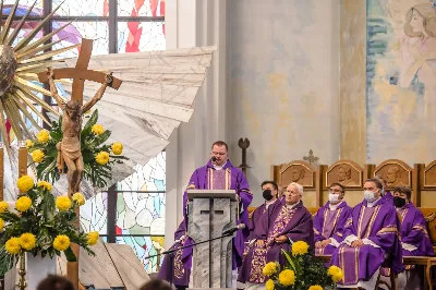 W czwartek 5 listopada o godz. 11.00 Mszą Świętą pogrzebową pożegnaliśmy śp. ks. inf. Stanisława Maca - pierwszego proboszcza i budowniczego Rzeszowskiej Katedry, byłego prepozyta Kapituły Katedralnej i długoletniego dziekana dekanatu Rzeszów – Katedra.  Mszy Świętej przewodniczył bp Jan Wątroba, homilię wygłosił ks. Stanisław Potera. W koncelebrze uczestniczył bp Stanisław Jamrozek - biskup pomocniczy przemyski i ok. 50 księży. fot. Dariusz Kamiński Fotografiarzeszow