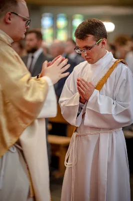 „Na swoje życie i swoje kapłaństwo trzeba popatrzeć w świetle Bożej miłości. Inaczej go nie pojmiemy ani my, ani ci, którzy będą na nas patrzeć” – mówił bp Jan Wątroba podczas Mszy św. z udzieleniem święceń prezbiteratu. 4 czerwca 2022 r. w kościele katedralnym jedenastu diakonów diecezji rzeszowskiej przyjęło sakrament kapłaństwa.
Do grona neoprezbiterów diecezji rzeszowskiej należą: ks. Sebastian Bełz z parafii w Nienadówce, ks. Krzysztof Lampart z parafii w Rudnej Wielkiej, ks. Mateusz Łachmanek z parafii w Lipinkach, ks. Karol Migut z parafii w Jasionce, ks. Marcin Murawski z parafii katedralnej w Rzeszowie, ks. Adrian Pazdan z parafii w Zagorzycach, ks. Tomasz Sienicki z parafii w Bieździedzy, ks. Dominik Świeboda z parafii w Palikówce, ks. Piotr Wąsacz z parafii bł. Władysława Findysza w Rzeszowie, ks. Mateusz Wojtuń z parafii w Święcanach oraz ks. Wiktor Zoła z parafii w Cieklinie.
Mszy św. przewodniczył i święceń udzielił bp Jan Wątroba. Eucharystię koncelebrowało około osiemdziesięciu księży, m.in: przełożeni Wyższego Seminarium Duchownego w Rzeszowie oraz proboszczowie i wikariusze z parafii rodzinnych neoprezbiterów. W Mszy św. uczestniczył abp Edward Nowak, bp Kazimierz Górny i bp Edward Białogłowski.
Zebranych w kościele katedralnym powitał ks. Krzysztof Gołąbek, proboszcz parafii.
W homilii bp Jan Wątroba nawiązał do słów z Ewangelii według św. Jana w których Chrystus tłumaczy co to znaczy być dobrym pasterzem. „Być kapłanem w Kościele Chrystusowym to znaczy mieć udział w Jego pasterskiej misji i stale upodabniać się do Dobrego Pasterza, który zna owce, karmi je, broni i jest gotów oddać życie dla ich dobra” – mówił hierarcha.
Po homilii odbył się obrzędy święceń: przyrzeczenie czci i posłuszeństwa Biskupowi Ordynariuszowi, Litania do Wszystkich Świętych podczas której kandydaci leżeli krzyżem, nałożenie rąk, modlitwa święceń oraz namaszczenie rąk krzyżmem i wręczenie chleba i wina. Podczas Liturgii Eucharystycznej nowo wyświęceni po raz pierwszy wyciągnęli dłonie nad chlebem i winem wypowiadając słowa konsekracji.
Na zakończenie Mszy św. ks. Tomasz Sienicki, podziękował w imieniu nowo wyświęconych wszystkim, którzy przyczynili się do przygotowania ich do kapłaństwa. Słowa wdzięczności, m.in. przełożonym Wyższego Seminarium Duchownego w Rzeszowie i rodzicom neoprezbiterów, wypowiedział bp Jan Wątroba. 
W drodze do zakrystii neoprezbiterzy zatrzymali się przy figurze Matki Bożej Fatimskiej zawierzając swoje kapłaństwo Matce Bożej.
W niedzielę, 5 czerwca, w Uroczystość Zesłania Ducha Świętego, neoprezbiterzy będą sprawować w swoich rodzinnych parafiach uroczyste Msze św. prymicyjne, a w najbliższych tygodniach otrzymają skierowania do parafii.

Fot. ks. Jakub Nagi oraz biala-wrona.pl
