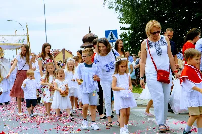 W czwartek w Uroczystość Najświętszego Ciała i Krwi Pańskiej (Boże Ciało) Msza Święta parafialna o godz. 12.00 była sprawowana na osiedlu Drabinianka na placu zieleni między ul. Graniczną i Zieloną. Dziękujemy parafianom za zaangażowanie i pomoc w przygotowaniu ołtarzy: - Ołtarz Mszy Świętej - Spółdzielnia Mieszkaniowa Metalowiec i mieszkańcy ul. Zielonej. - I ołtarz przy kapliczce Matki Bożej Fatimskiej – mieszkańcy bloku ul. Cicha 9. - II ołtarz przy Akademikach – mieszkańcy bloków ul. Cicha 3 i 7. - III ołtarz przed „Energetykiem” mieszkańcy bloku Kwiatkowskiego 5. - IV ołtarz obok bloków ul. Graniczna 4a i 4b – mieszkańcy tychże bloków.  fot. Andrzej Kotowicz