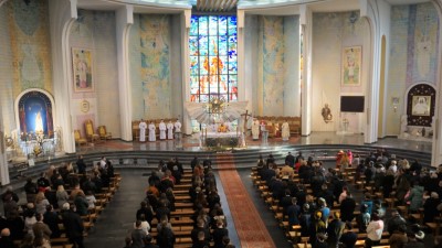 W niedzielę 28.02.2021 r. podczas Mszy Świętej o godz. 12.00 bp Edward Białogłowski udzielił Sakramentu Bierzmowania młodzieży z kl. VIII.  fot. Małgorzata Ryndak