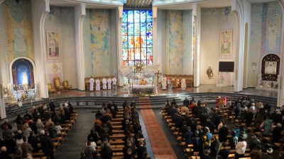 W niedzielę 28.02.2021 r. podczas Mszy Świętej o godz. 12.00 bp Edward Białogłowski udzielił Sakramentu Bierzmowania młodzieży z kl. VIII.  fot. Małgorzata Ryndak