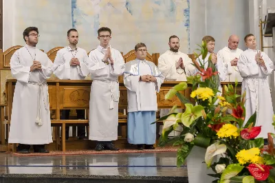 W poniedziałek 13 czerwca miało miejsce kolejne w tym roku uroczyste Nabożeństwo Fatimskie. O godz. 18.40 zostały przedstawione prośby i podziękowania do Matki Bożej Fatimskiej, w intencji których sprawowana była także Msza Święta o godz. 19.00. Eucharystii przewodniczył i homilię wygłosił ks. Tadeusz Pindara. Po Mszy Świętej ks. Tomasz Bać wraz z parafianami parafii Bożego Miłosierdzia przewodniczyli modlitwie różańcowej przy figurze Matki Bożej Fatimskiej. Nabożeństwo zakończył Apel Jasnogórski. Dziękujemy parafii pw. Matki Bożej Częstochowskiej w Rzeszowie (Drabinianka) za przygotowanie liturgii oraz parafii pw. Miłosierdzia Bożego (Biała) za prowadzenie modlitwy różańcowej. fot. Joanna Prasoł