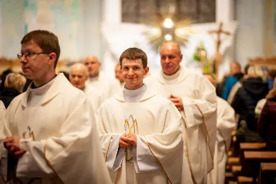 Mszy Świętej w święto Ofiarowania Pańskiego przewodniczył bp Jan Wątroba. W Eucharystii z okazji Dnia Życia Konsekrowanego uczestniczyli przedstawiciele sióstr i braci zakonnych, pustelnic, dziewic i wdów konsekrowanych oraz członków instytutów świeckich. Eucharystię koncelebrował ks. Stanisław Kamiński, wikariusz biskupi ds. zakonnych, a także 8 kapłanów. Homilię wygłosił bp Jan Wątroba. Śpiew podczas Mszy Świętej prowadziła Katedralna Schola Liturgiczna pod kierunkiem ks. Juliana Wybrańca przy akompaniamencie organowym Wiesława Siewierskiego. Fot. Paulina Lęcznar