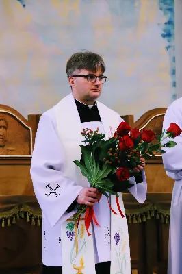 W sobotnie południe 67 naszych młodych parafian przyjęło sakrament bierzmowania. Po dwóch latach przygotowań wyrazili przed bpem Janem Wątrobą swoje pragnienie świadczenia o wierze i życia według jej zasad. Jako motto ich wzrostu w dojrzałości chrześcijańskiej Ksiądz Biskup zaproponował słowa św. Piotra: "Trzeba słuchać bardziej Boga niż ludzi".
Fot. Piotr Reszko i Katarzyna Franiszyn-Luciano
