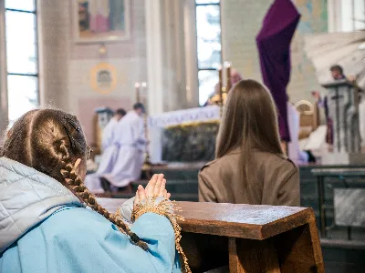 W V Niedzielę Wielkiego Postu, podczas Mszy Świętej o godz. 12:00, ks. Krzysztof Gołąbek – proboszcz naszej Katedry, przyjął do grona Liturgicznej Służby Ołtarza siedmiu nowych ministrantów. Po odpowiednim przygotowaniu, pod czujnym okiem ks. Pawła Wójcika oraz animatorów Adama i Miłosza, chłopcy otrzymali stopień ministranta choralisty – po raz pierwszy założyli kołnierzyki i otrzymali legitymacje ministranckie. To wyjątkowy moment i ogromna radość dla naszej wspólnoty! Podczas Mszy Świętej zaśpiewała Dziewczęca Schola Katedralna. Serdecznie gratulujemy chłopcom odwagi oraz życzymy wytrwałości w tej pięknej służbie przy Ołtarzu Pana Jezusa. Jeśli chcesz dołączyć do grona ministrantów – serdecznie zapraszamy! Zainteresowanych prosimy o kontakt z ks. Pawłem Wójcikiem.
fot. Antoni Ważny