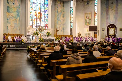 W czwartek 5 listopada o godz. 11.00 Mszą Świętą pogrzebową pożegnaliśmy śp. ks. inf. Stanisława Maca - pierwszego proboszcza i budowniczego Rzeszowskiej Katedry, byłego prepozyta Kapituły Katedralnej i długoletniego dziekana dekanatu Rzeszów – Katedra.  Mszy Świętej przewodniczył bp Jan Wątroba, homilię wygłosił ks. Stanisław Potera. W koncelebrze uczestniczył bp Stanisław Jamrozek - biskup pomocniczy przemyski i ok. 50 księży. fot. Dariusz Kamiński Fotografiarzeszow