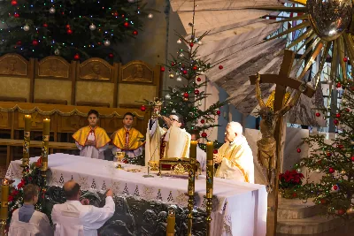 W niedzielę Chrztu Pańskiego, uroczystą Mszą Świętą, przy wypełnionej po brzegi Katedrze, zakończyliśmy okres Bożego Narodzenia. Podczas Mszy Świętej śpiewał nasz Katedralny Chór Chłopięco-Męski Pueri Cantores Resovienses pod dyrekcją Marcina Florczaka. Po zakończonej liturgii odbył się koncert kolęd w wykonaniu naszego Chóru. W programie znalazły się kolędy, pastorałki i pieśni bożonarodzeniowe polskie i zagraniczne, m.in. "Lulajże, Jezuniu" w aranżacji Dominika Lasoty, "Za Gwiazdą" w opracowaniu Jana Maklakiewicza, "Mary, did You know?" Marka Lowry’ego i Buddy’ego Greene’a, "Gaudete" Briana Keya, "Angels we have heard on high" Stevena Strite’a. Koncert spotkał się z ogromnym entuzjazmem publiczności, która nagrodziła wykonawców brawami na stojąco. W zamian chórzyści odwdzięczyli się bisami.  fot. Dariusz Kamiński