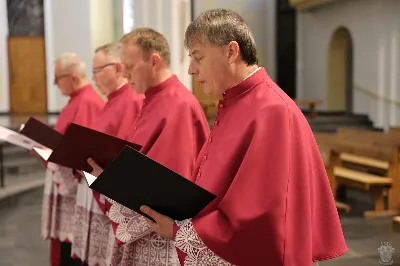 We wtorek 24 marca, w Katedrze Rzeszowskiej o godz. 19.00 podczas I Nieszporów Uroczystości Zwiastowania Pańskiego odbył się obrzęd wprowadzenia nowych kanoników Kapituły Katedralnej w Rzeszowie. Liturgii Nieszporów przewodniczył ks. Krzysztof Gołąbek, proboszcz Katedry i prepozyt Kapituły Katedralnej. Do grona kanoników katedralnych dołączyli: ks. dr Stanisław Kamiński, Wikariusz Biskupi ds. Życia Konsekrowanego oraz proboszcz parafii św. Józefa w Głogowie Małopolskim, ks. Jacek Szczęch, proboszcz parafii Matki Bożej Nieustającej Pomocy i św. Floriana w Rzeszowie oraz wykładowca w Instytucie Wyższych Studiów Teologicznych w Rzeszowie, ks. dr Lucjan Dyka, proboszcz parafii pw. św. Józefa Sebastiana Pelczara w Rzeszowie oraz wykładowca w Diecezjalnym Studium Organistowskim w Rzeszowie, ks. dr Piotr Potyrała, Dyrektor Caritas Diecezji Rzeszowskiej. fot. ks. Jakub Oczkowicz