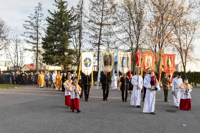 W Niedzielę Wielkanocną Mszy Świętej z procesją rezurekcyjną przewodniczył bp Edward Białogłowski.
fot. Joanna Prasoł