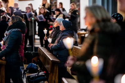 W czwartek (7 grudnia) w wigilię Niepokalanego Poczęcia NMP modliliśmy się śpiewem Akatystu ku czci Bogurodzicy. Śpiew prowadziła Katedralna Schola Liturgiczna pod dyrekcją ks. Juliana Wybrańca. Nabożeństwu przewodniczył ks. Jakub Oczkowicz.
fot. Tomasz Chrobak