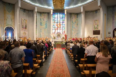 „Na swoje życie i swoje kapłaństwo trzeba popatrzeć w świetle Bożej miłości. Inaczej go nie pojmiemy ani my, ani ci, którzy będą na nas patrzeć” – mówił bp Jan Wątroba podczas Mszy św. z udzieleniem święceń prezbiteratu. 4 czerwca 2022 r. w kościele katedralnym jedenastu diakonów diecezji rzeszowskiej przyjęło sakrament kapłaństwa.
Do grona neoprezbiterów diecezji rzeszowskiej należą: ks. Sebastian Bełz z parafii w Nienadówce, ks. Krzysztof Lampart z parafii w Rudnej Wielkiej, ks. Mateusz Łachmanek z parafii w Lipinkach, ks. Karol Migut z parafii w Jasionce, ks. Marcin Murawski z parafii katedralnej w Rzeszowie, ks. Adrian Pazdan z parafii w Zagorzycach, ks. Tomasz Sienicki z parafii w Bieździedzy, ks. Dominik Świeboda z parafii w Palikówce, ks. Piotr Wąsacz z parafii bł. Władysława Findysza w Rzeszowie, ks. Mateusz Wojtuń z parafii w Święcanach oraz ks. Wiktor Zoła z parafii w Cieklinie.
Mszy św. przewodniczył i święceń udzielił bp Jan Wątroba. Eucharystię koncelebrowało około osiemdziesięciu księży, m.in: przełożeni Wyższego Seminarium Duchownego w Rzeszowie oraz proboszczowie i wikariusze z parafii rodzinnych neoprezbiterów. W Mszy św. uczestniczył abp Edward Nowak, bp Kazimierz Górny i bp Edward Białogłowski.
Zebranych w kościele katedralnym powitał ks. Krzysztof Gołąbek, proboszcz parafii.
W homilii bp Jan Wątroba nawiązał do słów z Ewangelii według św. Jana w których Chrystus tłumaczy co to znaczy być dobrym pasterzem. „Być kapłanem w Kościele Chrystusowym to znaczy mieć udział w Jego pasterskiej misji i stale upodabniać się do Dobrego Pasterza, który zna owce, karmi je, broni i jest gotów oddać życie dla ich dobra” – mówił hierarcha.
Po homilii odbył się obrzędy święceń: przyrzeczenie czci i posłuszeństwa Biskupowi Ordynariuszowi, Litania do Wszystkich Świętych podczas której kandydaci leżeli krzyżem, nałożenie rąk, modlitwa święceń oraz namaszczenie rąk krzyżmem i wręczenie chleba i wina. Podczas Liturgii Eucharystycznej nowo wyświęceni po raz pierwszy wyciągnęli dłonie nad chlebem i winem wypowiadając słowa konsekracji.
Na zakończenie Mszy św. ks. Tomasz Sienicki, podziękował w imieniu nowo wyświęconych wszystkim, którzy przyczynili się do przygotowania ich do kapłaństwa. Słowa wdzięczności, m.in. przełożonym Wyższego Seminarium Duchownego w Rzeszowie i rodzicom neoprezbiterów, wypowiedział bp Jan Wątroba. 
W drodze do zakrystii neoprezbiterzy zatrzymali się przy figurze Matki Bożej Fatimskiej zawierzając swoje kapłaństwo Matce Bożej.
W niedzielę, 5 czerwca, w Uroczystość Zesłania Ducha Świętego, neoprezbiterzy będą sprawować w swoich rodzinnych parafiach uroczyste Msze św. prymicyjne, a w najbliższych tygodniach otrzymają skierowania do parafii.

Fot. ks. Jakub Nagi oraz biala-wrona.pl
