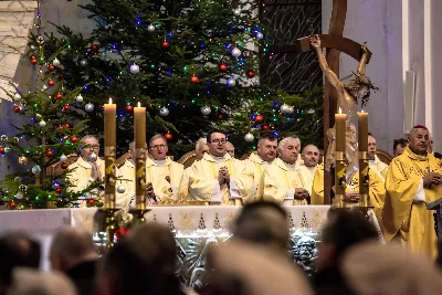 W liturgiczne święto św. Jana Apostoła i Ewangelisty, w katedrze rzeszowskiej duchowni i świeccy modlili się w intencji bp. Jana Wątroby. Eucharystię, której przewodniczył Solenizant, koncelebrowali: bp Kazimierz Górny, bp Edward Białogłowski oraz 56 księży.  fot. Dariusz Kamiński (https://fotografiarzeszow.com.pl)