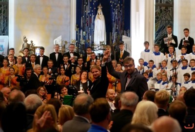 Blisko 1200 chórzystów i orkiestra symfoniczna Filharmonii Podkarpackiej to koncert galowy 9. Krajowego Kongresu Polskiej Federacji Pueri Cantores. 9 września o godz. 19.30 w Katedrze Rzeszowskiej podczas dwugodzinnego koncertu wystąpiły 33 chóry z Polski, Litwy, Łotwy, Ukrainy i Węgier oraz Orkiestra Symfoniczna Filharmonii Podkarpackiej. Muzykami dyrygowali: Wiesław Delimat i Marcin Florczak. Podczas koncertu uczestnicy wysłuchali utworów m.in. Haendla, Haydna oraz hymny kongresów Polskiej Federacji Pueri Cantores. Szczególnie oklaskiwane było premierowe wykonanie hymnu kongresu w Rzeszowie – utwór pt. „Da pacem, Domine” Dominika Lasoty – kompozytora z Rzeszowa. W koncercie uczestniczyli m.in.: bp Jan Wątroba, bp Kazimierz Górny i bp Edward Białogłowski. fot. ks. Tomasz Nowak