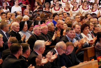 Blisko 1200 chórzystów i orkiestra symfoniczna Filharmonii Podkarpackiej to koncert galowy 9. Krajowego Kongresu Polskiej Federacji Pueri Cantores. 9 września o godz. 19.30 w Katedrze Rzeszowskiej podczas dwugodzinnego koncertu wystąpiły 33 chóry z Polski, Litwy, Łotwy, Ukrainy i Węgier oraz Orkiestra Symfoniczna Filharmonii Podkarpackiej. Muzykami dyrygowali: Wiesław Delimat i Marcin Florczak. Podczas koncertu uczestnicy wysłuchali utworów m.in. Haendla, Haydna oraz hymny kongresów Polskiej Federacji Pueri Cantores. Szczególnie oklaskiwane było premierowe wykonanie hymnu kongresu w Rzeszowie – utwór pt. „Da pacem, Domine” Dominika Lasoty – kompozytora z Rzeszowa. W koncercie uczestniczyli m.in.: bp Jan Wątroba, bp Kazimierz Górny i bp Edward Białogłowski. fot. ks. Tomasz Nowak