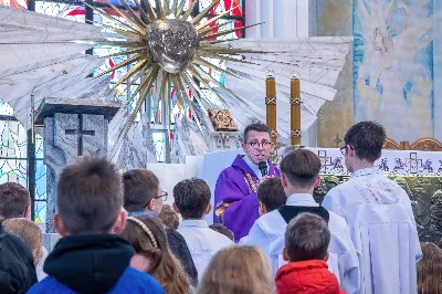 W IV Niedzielę Wielkiego Postu, podczas Mszy Świętej o godz. 12:00, ks. Krzysztof Gołąbek – proboszcz naszej Katedry, przyjął do grona Liturgicznej Służby Ołtarza dziesięciu nowych ministrantów! Po odpowiednim przygotowaniu, pod czujnym okiem ks. Pawła Wójcika oraz animatorów, chłopcy otrzymali stopień ministranta choralisty – po raz pierwszy założyli kołnierzyki i otrzymali legitymacje ministranckie. To wyjątkowy moment i ogromna radość dla naszej wspólnoty! 
Serdecznie gratulujemy chłopcom odwagi oraz życzymy wytrwałości w tej pięknej służbie przy Ołtarzu Pana Jezusa. 
Jeśli chcesz dołączyć do grona ministrantów – serdecznie zapraszamy! Zainteresowanych prosimy o kontakt z ks. Pawłem Wójcikiem.
 fot. Joanna Prasoł