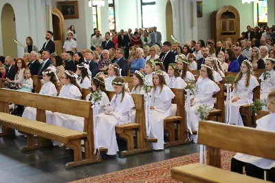 Maj to dla wielu najpiękniejszy miesiąc w roku. W liturgii Kościoła szczególnie wtedy czcimy Maryję oraz radujemy się ze Zmartwychwstania Pańskiego. W niedzielę 8 maja w naszej Katedrze dzieci z klas III doświadczyły równie wielkiej radości po raz pierwszy w pełni uczestnicząc we Mszy Świętej. To niezwykłe spotkanie z Chrystusem w Komunii Świętej zostało poprzedzone przygotowaniem poprzez katechezy w szkole i spotkania w parafii, a także spowiedzią. Poprzez niedzielne Eucharystie o godz. 12.00 i 13.30 celebrowane przez ks. Krzysztofa Gołąbka, proboszcza naszej Katedry, 88 dzieci rozpoczęło wielką przygodę z Jezusem ukrytym w Najświętszym Sakramencie. Towarzyszyli im rodzice, którzy wraz ze swoimi dziećmi przygotowywali się do tego wydarzenia, a także najbliższa rodzina. Posługę w liturgii Mszy Świętej pełniły dzieci pierwszokomunijne oraz ich rodzice.
Wielka radość serc dzieci komunijnych promieniowała na wszystkich uczestników Mszy Świętej i przypominała zebranym na liturgii, że spotkanie z Jezusem Eucharystycznym to przywilej i wielkie szczęście. Czas tej wielkiej radości został przedłużony przez „Biały Tydzień”, w którym dzieci uczestniczyły w wieczornej Eucharystii, przyjmując Jezusa do swoich serc. 

Wszystkim dzieciom, które w tym roku przeżywały swoją Pierwszą Komunię Świętą, życzymy, aby nie gasł w nich zapał do poznawania Jezusa i Jego nauki, a radość, jaka towarzyszyła tym dniom, była nieodłączną towarzyszką ich spotkań z Jezusem w Eucharystii. A s. Julicie i ks. Julianowi dziękujemy za serce włożone w przygotowanie dzieci do tego wielkiego wydarzenia.

fot. Paweł Styka