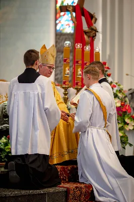 „Na swoje życie i swoje kapłaństwo trzeba popatrzeć w świetle Bożej miłości. Inaczej go nie pojmiemy ani my, ani ci, którzy będą na nas patrzeć” – mówił bp Jan Wątroba podczas Mszy św. z udzieleniem święceń prezbiteratu. 4 czerwca 2022 r. w kościele katedralnym jedenastu diakonów diecezji rzeszowskiej przyjęło sakrament kapłaństwa.
Do grona neoprezbiterów diecezji rzeszowskiej należą: ks. Sebastian Bełz z parafii w Nienadówce, ks. Krzysztof Lampart z parafii w Rudnej Wielkiej, ks. Mateusz Łachmanek z parafii w Lipinkach, ks. Karol Migut z parafii w Jasionce, ks. Marcin Murawski z parafii katedralnej w Rzeszowie, ks. Adrian Pazdan z parafii w Zagorzycach, ks. Tomasz Sienicki z parafii w Bieździedzy, ks. Dominik Świeboda z parafii w Palikówce, ks. Piotr Wąsacz z parafii bł. Władysława Findysza w Rzeszowie, ks. Mateusz Wojtuń z parafii w Święcanach oraz ks. Wiktor Zoła z parafii w Cieklinie.
Mszy św. przewodniczył i święceń udzielił bp Jan Wątroba. Eucharystię koncelebrowało około osiemdziesięciu księży, m.in: przełożeni Wyższego Seminarium Duchownego w Rzeszowie oraz proboszczowie i wikariusze z parafii rodzinnych neoprezbiterów. W Mszy św. uczestniczył abp Edward Nowak, bp Kazimierz Górny i bp Edward Białogłowski.
Zebranych w kościele katedralnym powitał ks. Krzysztof Gołąbek, proboszcz parafii.
W homilii bp Jan Wątroba nawiązał do słów z Ewangelii według św. Jana w których Chrystus tłumaczy co to znaczy być dobrym pasterzem. „Być kapłanem w Kościele Chrystusowym to znaczy mieć udział w Jego pasterskiej misji i stale upodabniać się do Dobrego Pasterza, który zna owce, karmi je, broni i jest gotów oddać życie dla ich dobra” – mówił hierarcha.
Po homilii odbył się obrzędy święceń: przyrzeczenie czci i posłuszeństwa Biskupowi Ordynariuszowi, Litania do Wszystkich Świętych podczas której kandydaci leżeli krzyżem, nałożenie rąk, modlitwa święceń oraz namaszczenie rąk krzyżmem i wręczenie chleba i wina. Podczas Liturgii Eucharystycznej nowo wyświęceni po raz pierwszy wyciągnęli dłonie nad chlebem i winem wypowiadając słowa konsekracji.
Na zakończenie Mszy św. ks. Tomasz Sienicki, podziękował w imieniu nowo wyświęconych wszystkim, którzy przyczynili się do przygotowania ich do kapłaństwa. Słowa wdzięczności, m.in. przełożonym Wyższego Seminarium Duchownego w Rzeszowie i rodzicom neoprezbiterów, wypowiedział bp Jan Wątroba. 
W drodze do zakrystii neoprezbiterzy zatrzymali się przy figurze Matki Bożej Fatimskiej zawierzając swoje kapłaństwo Matce Bożej.
W niedzielę, 5 czerwca, w Uroczystość Zesłania Ducha Świętego, neoprezbiterzy będą sprawować w swoich rodzinnych parafiach uroczyste Msze św. prymicyjne, a w najbliższych tygodniach otrzymają skierowania do parafii.

Fot. ks. Jakub Nagi oraz biala-wrona.pl
