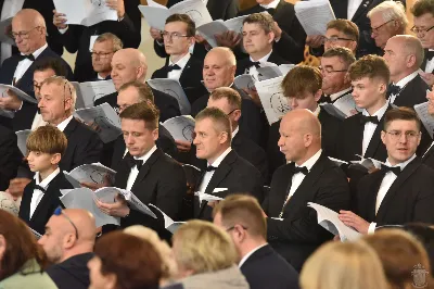 18 maja 2025 r., w katedrze rzeszowskiej celebrowano Eucharystię z okazji 25. rocznicy przyjęcia sakry biskupiej przez bp. Jana Wątrobę. Mszy św. przewodniczył Biskup Rzeszowski, zaś w koncelebrze wzięli udział: abp Józef Michalik, abp Adam Szal, bp Edward Białogłowski, bp Kazimierz Górny, bp Stanisław Jamrozek, bp Marian Rojek, bp Jan Śrutwa oraz kilkudziesięciu kapłanów. W Eucharystii uczestniczyły liczne delegacje osób życia konsekrowanego, przedstawiciele instytucji, fundacji i stowarzyszeń kościelnych. W katedrze rzeszowskiej obecni byli również parlamentarzyści sejmu i senatu, władze wojewódzkie, samorządowe, władze Rzeszowa, rektorzy wyższych uczelni, dyrektorzy instutucji regionalnych, kuratorium oświaty, a także szpitali. Homilię wygłosił bp Edward Białogłowski, biskup pomocniczy senior, który podkreślił, że świętowanie srebrnego jubileuszu Biskupa Rzeszowskiego wpisuje się w przeżywanie Roku Świętego, ale także kolejną rocznicę urodzin św. Jana Pawła II, rocznicę bitwy pod Monte Cassino, inaugurację pontyfikatu Ojca Świętego Leona XIV oraz rocznicę beatyfikacji Józef Sebastiana Pelczara. Na zakończenie liturgii Karolina i Dariusz Kosakowie z dziećmi, jako przedstawiciele diecezjan, przekazali życzenia Jubilatowi. W uroczystej liturgii wzięło udział kilkuset muzyków, chórzystów i członków orkiestr, którzy brali udział w projekcie „Podkarpacie śladami św. Jana Pawła II”. Przedsięwzięcie zostało zorganizowane przez Polski Związek Chórów i Orkiestr – Oddział w Rzeszowie. fot. ks. Jakub Oczkowicz