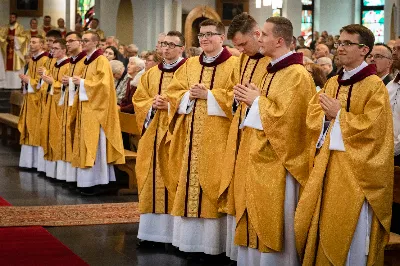 „Na swoje życie i swoje kapłaństwo trzeba popatrzeć w świetle Bożej miłości. Inaczej go nie pojmiemy ani my, ani ci, którzy będą na nas patrzeć” – mówił bp Jan Wątroba podczas Mszy św. z udzieleniem święceń prezbiteratu. 4 czerwca 2022 r. w kościele katedralnym jedenastu diakonów diecezji rzeszowskiej przyjęło sakrament kapłaństwa.
Do grona neoprezbiterów diecezji rzeszowskiej należą: ks. Sebastian Bełz z parafii w Nienadówce, ks. Krzysztof Lampart z parafii w Rudnej Wielkiej, ks. Mateusz Łachmanek z parafii w Lipinkach, ks. Karol Migut z parafii w Jasionce, ks. Marcin Murawski z parafii katedralnej w Rzeszowie, ks. Adrian Pazdan z parafii w Zagorzycach, ks. Tomasz Sienicki z parafii w Bieździedzy, ks. Dominik Świeboda z parafii w Palikówce, ks. Piotr Wąsacz z parafii bł. Władysława Findysza w Rzeszowie, ks. Mateusz Wojtuń z parafii w Święcanach oraz ks. Wiktor Zoła z parafii w Cieklinie.
Mszy św. przewodniczył i święceń udzielił bp Jan Wątroba. Eucharystię koncelebrowało około osiemdziesięciu księży, m.in: przełożeni Wyższego Seminarium Duchownego w Rzeszowie oraz proboszczowie i wikariusze z parafii rodzinnych neoprezbiterów. W Mszy św. uczestniczył abp Edward Nowak, bp Kazimierz Górny i bp Edward Białogłowski.
Zebranych w kościele katedralnym powitał ks. Krzysztof Gołąbek, proboszcz parafii.
W homilii bp Jan Wątroba nawiązał do słów z Ewangelii według św. Jana w których Chrystus tłumaczy co to znaczy być dobrym pasterzem. „Być kapłanem w Kościele Chrystusowym to znaczy mieć udział w Jego pasterskiej misji i stale upodabniać się do Dobrego Pasterza, który zna owce, karmi je, broni i jest gotów oddać życie dla ich dobra” – mówił hierarcha.
Po homilii odbył się obrzędy święceń: przyrzeczenie czci i posłuszeństwa Biskupowi Ordynariuszowi, Litania do Wszystkich Świętych podczas której kandydaci leżeli krzyżem, nałożenie rąk, modlitwa święceń oraz namaszczenie rąk krzyżmem i wręczenie chleba i wina. Podczas Liturgii Eucharystycznej nowo wyświęceni po raz pierwszy wyciągnęli dłonie nad chlebem i winem wypowiadając słowa konsekracji.
Na zakończenie Mszy św. ks. Tomasz Sienicki, podziękował w imieniu nowo wyświęconych wszystkim, którzy przyczynili się do przygotowania ich do kapłaństwa. Słowa wdzięczności, m.in. przełożonym Wyższego Seminarium Duchownego w Rzeszowie i rodzicom neoprezbiterów, wypowiedział bp Jan Wątroba. 
W drodze do zakrystii neoprezbiterzy zatrzymali się przy figurze Matki Bożej Fatimskiej zawierzając swoje kapłaństwo Matce Bożej.
W niedzielę, 5 czerwca, w Uroczystość Zesłania Ducha Świętego, neoprezbiterzy będą sprawować w swoich rodzinnych parafiach uroczyste Msze św. prymicyjne, a w najbliższych tygodniach otrzymają skierowania do parafii.

Fot. ks. Jakub Nagi oraz biala-wrona.pl
