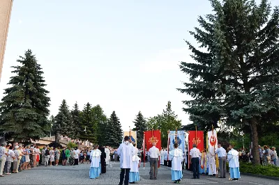 W czwartek 13 czerwca przeżywaliśmy uroczyste Nabożeństwo Fatimskie. Naszym modlitwom przewodniczył ks. Tadeusz Pindara. Kazanie wygłosił ks. Paweł Blat. O godz. 18.40 zostały przedstawione prośby i podziękowania do Matki Bożej Fatimskiej, w intencji których sprawowana była także Msza Święta. Po Mszy Świętej wyruszyła procesja z figurą Matki Bożej i relikwiami świętych Dzieci Fatimskich. Nabożeństwo zakończył Apel Jasnogórski. Dziękujemy parafii pw. Matki Bożej Częstochowskiej (Drabinianka) w Rzeszowie za przygotowanie liturgii oraz parafii pw. Miłosierdzia Bożego (Biała) za prowadzenie modlitwy różańcowej. fot. Joanna Prasoł 