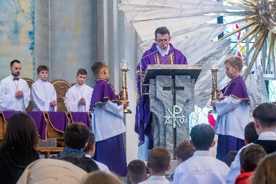 W IV Niedzielę Wielkiego Postu, podczas Mszy Świętej o godz. 12:00, ks. Krzysztof Gołąbek – proboszcz naszej Katedry, przyjął do grona Liturgicznej Służby Ołtarza dziesięciu nowych ministrantów! Po odpowiednim przygotowaniu, pod czujnym okiem ks. Pawła Wójcika oraz animatorów, chłopcy otrzymali stopień ministranta choralisty – po raz pierwszy założyli kołnierzyki i otrzymali legitymacje ministranckie. To wyjątkowy moment i ogromna radość dla naszej wspólnoty! 
Serdecznie gratulujemy chłopcom odwagi oraz życzymy wytrwałości w tej pięknej służbie przy Ołtarzu Pana Jezusa. 
Jeśli chcesz dołączyć do grona ministrantów – serdecznie zapraszamy! Zainteresowanych prosimy o kontakt z ks. Pawłem Wójcikiem.
 fot. Joanna Prasoł