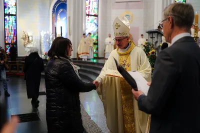 W niedzielę, 26 listopada 2023 r., w uroczystość Jezusa Chrystusa Króla Wszechświata obchodzony jest Światowy Dzień Młodzieży, a także jest to święto patronalne Akcji Katolickiej i Katolickiego Stowarzyszenia Młodzieży. Świętowanie przebiegało pod hasłem „Królewska Uczta”.

Celebrację uroczystości Jezusa Chrystusa Króla Wszechświata i 38. Światowego Dnia Młodzieży w diecezji rozpoczęła Msza Święta w naszej Katedrze, której przewodniczył bp Jan Wątroba. Eucharystię koncelebrowało kilkudziesięciu księży, głównie asystentów oddziałów Akcji Katolickiej, Katolickiego Stowarzyszenia Młodzieży i duszpasterzy młodzieży.

Po homilii 40 młodych z różnych parafii złożyło przyrzeczenie, poprzez które zostali włączeni w szeregi Katolickiego Stowarzyszenia Młodzieży. Kandydaci przed sztandarem KSM, wobec bp. Wątroby, wypowiedzieli rotę przysięgi: Uroczyście przyrzekam pracować nad sobą, aby móc całym życiem wiernie służyć Bogu, Kościołowi i Ojczyźnie, czynić dobro ludziom, być dobrym członkiem Katolickiego Stowarzyszenia Młodzieży.

Po Komunii Świętej bp Wątroba wręczył nominacje 15 nowym prezesom parafialnych oddziałów Akcji Katolickiej. Na czteroletnią kadencję zostali powołani: Zofia Marszałek – Będziemyśl, Maria Cieśla – Brzeziny, Augustyn Rębisz – Górno, Stanisława Głowaty – Jasło, Jerzy Nowak – Jasło, Teresa Tokarz – Lipinki, Mariusz Żarów – Lutoryż, Zofia Skóra – Niedźwiada, Renata Maternia – Rzeszów, Beata Korczyńska – Rzeszów, Alina Dyrak – Rzeszów, Danuta Tłuczek – Siedliska, Janusz Kochański – Terliczka, Maria Szybkowska – Tyczyn i Jadwiga Nowak – Ustrobna.

Na zakończenie Eucharystii Jeremi Kalkowski, prezes DIAK wraz z przedstawicielami wspólnot podziękowali bp. Wątrobie i kapłanom za towarzyszenie świeckim w duchowym rozwoju.

Za organizację wydarzeń w kościele katedralnym był odpowiedzialny ks. Stanisław Potera, asystent Diecezjalnego Instytutu Akcji Katolickiej oraz ks. Tomasz Ryczek, diecezjalny duszpasterz młodzieży i diecezjalny asystent KSM.

Po Eucharystii młodzież zgromadzona w katedrze w przemarszu ulicami miasta udała się do Uniwersytetu Rzeszowskiego, gdzie odbywa się druga część obchodów 38. Światowego Dnia Młodzieży. 

fot. Piotr Szorc