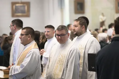 W Wielki Czwartek o godz. 10.00 w naszej Katedrze bp Jan Wątroba przewodniczył Mszy Krzyżma. Jest ona wyrazem jedności i wspólnoty duchowieństwa diecezji. Podczas tej Mszy Świętej biskup poświęcił olej chorych, katechumenów oraz olej krzyżma. Księża koncelebrujący z biskupem Eucharystię odnowili przyrzeczenia kapłańskie.
W koncelebrze wzięli udział bp Kazimierz Górny, bp Edward Białogłowski oraz 204 kapłanów z całej diecezji. W Eucharystii wzięli również udział licznie zebrani ministranci, lektorzy, animatorzy, ceremoniarze, członkowie scholi parafialnych i dziewczęcej służby maryjnej.
Podczas Mszy Świętej zaśpiewał chór Wyższego Seminarium Duchownego pod dyrekcją ks. dra Andrzeja Widaka. Przy organach zasiadł ks. Julian Wybraniec.
Fot. Małgorzata Ryndak