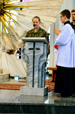 W Niedzielę Palmową młodzież diecezji rzeszowskiej modliła się z bp. Janem Wątrobą w Rzeszowie.  Rzeszowskie spotkanie rozpoczęło się o godz. 11.00 przy obelisku w centrum Parku Papieskiego. Tam odbył się konkurs na najdłuższą palmę, który prowadził ks. Krzysztof Golas, diecezjalny duszpasterz młodzieży. Najdłuższe palmy przekraczały 10 metrów wysokości.  Na placu przed katedrą odbyła się pierwsza część liturgii Niedzieli Palmowej, podczas której zebrani wysłuchali Ewangelię o wjeździe Jezusa do Jerozolimy, a bp Wątroba pobłogosławił palmy.  Już w katerze odbyła się Msza św., której przewodniczył biskup rzeszowski. Eucharystię koncelebrowało ponad dwudziestu księży, głównie duszpasterze młodzieży.  fot. Andrzej Kotowicz, Olga Cyburt