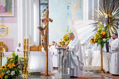 W środę 13 września przeżywaliśmy kolejne w tym roku Nabożeństwo Fatimskie. O godz. 18.40 zostały przedstawione prośby i podziękowania do Matki Bożej Fatimskiej, w intencji których sprawowana była także Msza Święta. Eucharystii przewodniczył i homilię wygłosił ks. Marek Kotwa – wikariusz parafii pw. Św. Michała Archanioła w Rzeszowie. Po Mszy Świętej wyruszyła procesja z figurą Matki Bożej, podczas której modlitwę różańcową prowadzili przedstawiciele parafii pw. Św. Jadwigi Królowej wraz ze swoimi duszpasterzami: ks. Tomaszem Gałuszką oraz ks. Łukaszem Mariuszycem, zaś figurę Matki Bożej nieśli przedstawiciele Bractwa św. Michała Archanioła, Rycerzy Kolumba oraz Związku Strzeleckiego "Strzelec". Modlitwę ubogaciła obecność Orkiestry Dętej pod dyrekcją Tadeusza Cielaka. Nabożeństwo zakończył Apel Jasnogórski. fot. Jola Warchoł