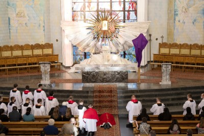 W Wielki Piątek, 2 kwietnia 2021 r., bp Jan Wątroba przewodniczył Liturgii Męki Pańskiej w naszej Katedrze. Znaczna część uczestników nabożeństwa, w związku z przepisami w stanie epidemii, stała na placu przed kościołem.  W ramach Liturgii Słowa wikariusze parafii katedralnej: ks. Marcin Pater i ks. Julian Wybraniec oraz kleryk Krzysztof Lampart zaśpiewali opis Męki Pańskiej wg św. Jana z towarzyszeniem chóru Wyższego Seminarium Duchownego w Rzeszowie pod dyrekcją ks. Andrzeja Widaka. Homilię wygłosił bp Jan Wątroba.  Po homilii odmówiono uroczystą modlitwę wiernych z dodatkowym wezwaniem za udręczonych w okresie epidemii, zatwierdzonym przez Stolicę Apostolską: „Módlmy się za wszystkich udręczonych trwającą epidemią, aby nasz Bóg i Pan przywrócił chorym zdrowie, dał siły tym, którzy się nimi opiekują, pocieszył płaczące rodziny, a zmarłym dał pełnię odkupienia”.  Centralnym wydarzeniem liturgii była adoracja krzyża, który aż do Wigilii Paschalnej jest najważniejszym punktem w kościele. Następnie przyniesiono z ciemnicy Najświętszy Sakrament i odbył się obrzęd Komunii św.  Ostatnią częścią liturgii była procesja do Grobu Pańskiego, który, podobnie jak ciemnica, znajduje się w dolnym kościele katedry. Na specjalnym podwyższeniu z drewnianych skrzynek umieszczono Najświętszy Sakrament w monstrancji okrytej białym przejrzystym welonem – symbolem całunu, w który owinięto ciało zmarłego Chrystusa.  fot. Joanna Prasoł