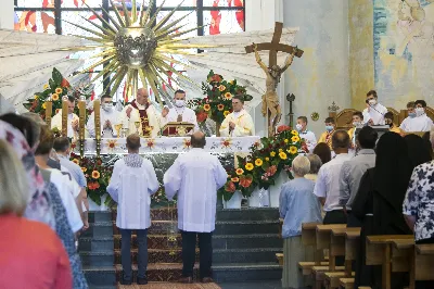 W uroczystość Najświętszego Ciała i Krwi Chrystusa Mszy Świętej w naszej Katedrze przewodniczył ks. proboszcz Krzysztof Gołąbek. Homilię wygłosił ks. Julian Wybraniec - wikariusz katedralny. Po zakończeniu liturgii wyruszyła procesja eucharystyczna do czterech ołtarzy rozmieszczonych wokół Katedry. W roku setnej rocznicy urodzin św. Jana Pawła II każdy z ołtarzy zawierał wizerunek Ojca Świętego i hasła inspirowane encykliką papieża pt. „Ecclesia de Eucharistia”: „Eucharystia sercem świata”, „Żyjemy dzięki Eucharystii”, „Eucharystia tworzy wspólnotę” i „Eucharystia bramą do nieba”. 