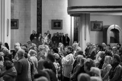 Ponad 100 lat temu, w roku 1917 r. w Fatimie, Matka Boża każdego 13. dnia miesiąca od maja do października objawiała się trójce dzieci: Łucji, Hiacyncie i Franciszkowi. Prosiła ich wówczas o odmawianie modlitwy różańcowej w intencji pokoju na świecie i nawrócenia grzeszników. Wzorem tych wydarzeń w wielu parafiach w Polsce i na świecie prowadzone są nabożeństwa fatimskie. Nie inaczej jest w rzeszowskiej katedrze, gdzie 13 października zakończono cykl tegorocznych spotkań modlitewnych przy figurze Pani Fatimskiej. Wieczór fatimski rozpoczął się o godz. 18:40 odczytaniem próśb i podziękowań do Matki Bożej Fatimskiej. Wcześniej wierni mogli skorzystać z sakramentu pokuty. O godz. 19:00 odprawiono uroczystą Mszę Świętą, której przewodniczył ks. Andrzej Szpaczyński – ojciec duchowny w Wyższym Seminarium Duchownym w Rzeszowie. Wygłosił on także homilię, w której nawiązał do liturgii słowa z dnia, przyrównując ją do myślenia współczesnego człowieka. „Jezus mówi do nas «Kto nie jest ze mną, jest przeciwko mnie». Można pomyśleć: jestem teraz w kościele, modlę się, spowiadam, przyjmuję sakramenty, ale czy rzeczywiście jestem z Jezusem czy tylko z Nim bywam? Czy jestem w Jego obecności cały czas czy jedynie bywam z Nim przez pewne chwile w ciągu dnia? Być z Jezusem to być po Jego stronie, mieć podobne myślenie, jak On, które przejawia się w czynach, podejmowanych decyzjach, a także w patrzeniu na drugiego. To wiara jest filtrem, który pozwala zobaczyć w drugim człowieku nie przeciwnika, ale brata – nawet jeśli jest on inny lub myśli inaczej. Wiara może pomagać wchodzić z nim w relację. Warto zadać sobie pytanie: czy mam w sobie ten filtr, ten sposób patrzenia, dzięki któremu jestem po stronie Jezusa?”. Następnie celebrans przywołał wydarzenia z portugalskiego miasteczka: „Choć nie jesteśmy świadkami cudu słońca, który zobaczył dziesięciotysięczny tłum 13 października 1917 w Fatimie, to słyszymy dzisiaj wezwanie do nawrócenia i pokuty. Każdy z nas jest wezwany, by się nawracać. Być może nawróceniu powinno ulec nasze spojrzenie na innych, by zobaczyć w nich dobro, a na świat patrzeć z wiarą”. Mszę Świętą koncelebrowali ks. Bogusław Babiarz – dyrektor administracyjny WSD w Rzeszowie, ks. Krzysztof Gołąbek – proboszcz parafii katedralnej oraz ks. Michał Rurak – katedralny wikariusz. Posługę w czasie liturgii pełnili alumni rzeszowskiego seminarium, którzy wraz z diakonem Łukaszem prowadzili także modlitwę różańcową z rozważaniami opartymi o historię błogosławionej rodziny Ulmów. Korzystając z ciepłej, jesiennej pogody po zakończonej Mszy Świętej odbyła się procesja na placu przed świątynią z figurą Pani Fatimskiej. Wierni z świecami w rękach zawierzali siebie, swoje rodziny i wszelkie troski w modlitwie różańcowej. Duchowo łączyli się z nimi słuchacze katolickiego radia VIA, które transmitowało całe nabożeństwo. Przed wyśpiewaniem Apelu Jasnogórskiego ks. Krzysztof, proboszcz parafii katedralnej, podsumował tegoroczne nabożeństwa fatimskie, dziękując wiernym za uczestnictwo w uwielbieniu Boga za przyczyną Pani Fatimskiej. W sposób szczególny podziękowania skierował do braci alumnów z roku propedeutycznego, życząc, aby modlitwa przy figurze Matki Bożej z Fatimy umacniała rozeznawanie drogi ich powołania. Wyrazy wdzięczności popłynęły w stronę kapłanów z dekanatu Rzeszów-Katedra, sióstr zakonnych, orkiestry pod batutą Tadeusza Cielaka, która uświetniała każde z tegorocznych nabożeństw oraz słuchaczy katolickiego radia VIA. Do godz. 22:00 w świątyni trwała adoracja Najświętszego Sakramentu, w której wierni licznie uczestniczyli. Od listopada do kwietnia 13. dnia miesiąca w świątyni katedralnej prowadzona jest modlitwa różańcowa przy figurze Matki Bożej Fatimskiej o godz. 17:30. Niech wezwanie Maryi do codziennej modlitwy różańcowej przyświeca nam nie tylko w październiku i przy okazji nabożeństw fatimskich, ale każdego dnia. 
tekst: Angelika Karnasiewicz 
fot. Jola Warchoł