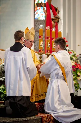 „Na swoje życie i swoje kapłaństwo trzeba popatrzeć w świetle Bożej miłości. Inaczej go nie pojmiemy ani my, ani ci, którzy będą na nas patrzeć” – mówił bp Jan Wątroba podczas Mszy św. z udzieleniem święceń prezbiteratu. 4 czerwca 2022 r. w kościele katedralnym jedenastu diakonów diecezji rzeszowskiej przyjęło sakrament kapłaństwa.
Do grona neoprezbiterów diecezji rzeszowskiej należą: ks. Sebastian Bełz z parafii w Nienadówce, ks. Krzysztof Lampart z parafii w Rudnej Wielkiej, ks. Mateusz Łachmanek z parafii w Lipinkach, ks. Karol Migut z parafii w Jasionce, ks. Marcin Murawski z parafii katedralnej w Rzeszowie, ks. Adrian Pazdan z parafii w Zagorzycach, ks. Tomasz Sienicki z parafii w Bieździedzy, ks. Dominik Świeboda z parafii w Palikówce, ks. Piotr Wąsacz z parafii bł. Władysława Findysza w Rzeszowie, ks. Mateusz Wojtuń z parafii w Święcanach oraz ks. Wiktor Zoła z parafii w Cieklinie.
Mszy św. przewodniczył i święceń udzielił bp Jan Wątroba. Eucharystię koncelebrowało około osiemdziesięciu księży, m.in: przełożeni Wyższego Seminarium Duchownego w Rzeszowie oraz proboszczowie i wikariusze z parafii rodzinnych neoprezbiterów. W Mszy św. uczestniczył abp Edward Nowak, bp Kazimierz Górny i bp Edward Białogłowski.
Zebranych w kościele katedralnym powitał ks. Krzysztof Gołąbek, proboszcz parafii.
W homilii bp Jan Wątroba nawiązał do słów z Ewangelii według św. Jana w których Chrystus tłumaczy co to znaczy być dobrym pasterzem. „Być kapłanem w Kościele Chrystusowym to znaczy mieć udział w Jego pasterskiej misji i stale upodabniać się do Dobrego Pasterza, który zna owce, karmi je, broni i jest gotów oddać życie dla ich dobra” – mówił hierarcha.
Po homilii odbył się obrzędy święceń: przyrzeczenie czci i posłuszeństwa Biskupowi Ordynariuszowi, Litania do Wszystkich Świętych podczas której kandydaci leżeli krzyżem, nałożenie rąk, modlitwa święceń oraz namaszczenie rąk krzyżmem i wręczenie chleba i wina. Podczas Liturgii Eucharystycznej nowo wyświęceni po raz pierwszy wyciągnęli dłonie nad chlebem i winem wypowiadając słowa konsekracji.
Na zakończenie Mszy św. ks. Tomasz Sienicki, podziękował w imieniu nowo wyświęconych wszystkim, którzy przyczynili się do przygotowania ich do kapłaństwa. Słowa wdzięczności, m.in. przełożonym Wyższego Seminarium Duchownego w Rzeszowie i rodzicom neoprezbiterów, wypowiedział bp Jan Wątroba. 
W drodze do zakrystii neoprezbiterzy zatrzymali się przy figurze Matki Bożej Fatimskiej zawierzając swoje kapłaństwo Matce Bożej.
W niedzielę, 5 czerwca, w Uroczystość Zesłania Ducha Świętego, neoprezbiterzy będą sprawować w swoich rodzinnych parafiach uroczyste Msze św. prymicyjne, a w najbliższych tygodniach otrzymają skierowania do parafii.

Fot. ks. Jakub Nagi oraz biala-wrona.pl
