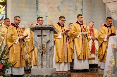 „Na swoje życie i swoje kapłaństwo trzeba popatrzeć w świetle Bożej miłości. Inaczej go nie pojmiemy ani my, ani ci, którzy będą na nas patrzeć” – mówił bp Jan Wątroba podczas Mszy św. z udzieleniem święceń prezbiteratu. 4 czerwca 2022 r. w kościele katedralnym jedenastu diakonów diecezji rzeszowskiej przyjęło sakrament kapłaństwa.
Do grona neoprezbiterów diecezji rzeszowskiej należą: ks. Sebastian Bełz z parafii w Nienadówce, ks. Krzysztof Lampart z parafii w Rudnej Wielkiej, ks. Mateusz Łachmanek z parafii w Lipinkach, ks. Karol Migut z parafii w Jasionce, ks. Marcin Murawski z parafii katedralnej w Rzeszowie, ks. Adrian Pazdan z parafii w Zagorzycach, ks. Tomasz Sienicki z parafii w Bieździedzy, ks. Dominik Świeboda z parafii w Palikówce, ks. Piotr Wąsacz z parafii bł. Władysława Findysza w Rzeszowie, ks. Mateusz Wojtuń z parafii w Święcanach oraz ks. Wiktor Zoła z parafii w Cieklinie.
Mszy św. przewodniczył i święceń udzielił bp Jan Wątroba. Eucharystię koncelebrowało około osiemdziesięciu księży, m.in: przełożeni Wyższego Seminarium Duchownego w Rzeszowie oraz proboszczowie i wikariusze z parafii rodzinnych neoprezbiterów. W Mszy św. uczestniczył abp Edward Nowak, bp Kazimierz Górny i bp Edward Białogłowski.
Zebranych w kościele katedralnym powitał ks. Krzysztof Gołąbek, proboszcz parafii.
W homilii bp Jan Wątroba nawiązał do słów z Ewangelii według św. Jana w których Chrystus tłumaczy co to znaczy być dobrym pasterzem. „Być kapłanem w Kościele Chrystusowym to znaczy mieć udział w Jego pasterskiej misji i stale upodabniać się do Dobrego Pasterza, który zna owce, karmi je, broni i jest gotów oddać życie dla ich dobra” – mówił hierarcha.
Po homilii odbył się obrzędy święceń: przyrzeczenie czci i posłuszeństwa Biskupowi Ordynariuszowi, Litania do Wszystkich Świętych podczas której kandydaci leżeli krzyżem, nałożenie rąk, modlitwa święceń oraz namaszczenie rąk krzyżmem i wręczenie chleba i wina. Podczas Liturgii Eucharystycznej nowo wyświęceni po raz pierwszy wyciągnęli dłonie nad chlebem i winem wypowiadając słowa konsekracji.
Na zakończenie Mszy św. ks. Tomasz Sienicki, podziękował w imieniu nowo wyświęconych wszystkim, którzy przyczynili się do przygotowania ich do kapłaństwa. Słowa wdzięczności, m.in. przełożonym Wyższego Seminarium Duchownego w Rzeszowie i rodzicom neoprezbiterów, wypowiedział bp Jan Wątroba. 
W drodze do zakrystii neoprezbiterzy zatrzymali się przy figurze Matki Bożej Fatimskiej zawierzając swoje kapłaństwo Matce Bożej.
W niedzielę, 5 czerwca, w Uroczystość Zesłania Ducha Świętego, neoprezbiterzy będą sprawować w swoich rodzinnych parafiach uroczyste Msze św. prymicyjne, a w najbliższych tygodniach otrzymają skierowania do parafii.

Fot. ks. Jakub Nagi oraz biala-wrona.pl
