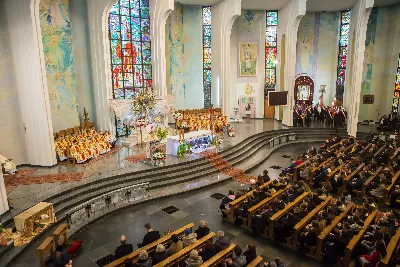 Uroczystość Chrystusa Króla to także święto Akcji Katolickiej i KSM-u. Centralnej uroczystości w Katedrze przewodniczył biskup diecezjalny Jan Wątroba. Eucharystię koncelebrowało 25 księży, wśród nich ks. Stanisław Potera – asystent diecezjalny AK i ks. Tomasz Ryczek – asystent diecezjalny KSM. Po wyznaniu wiary 88 młodych osób złożyło przyrzeczenie Katolickiego Stowarzyszenia Młodzieży. Obrzęd przyrzeczenia prowadził Paweł Grodzki – prezes KSM Diecezji Rzeszowskiej. Ceremonia zakończyła się odśpiewaniem hymnu KSM i zawołaniem: „Przez cnotę, naukę i pracę, służyć Bogu i Ojczyźnie, Gotów!”

Po Komunii św. bp Jan Wątroba, razem z ks. Stanisławem Poterą, wręczył nominacje 20 nowym prezesom oddziałów parafialnych Akcji Katolickiej. Krótkie przemówienia wypowiedzieli kolejno: Jeremi Kalkowski – prezes Zarządu Diecezjalnego Instytutu AK i Paweł Grodzki.

Po Komunii św. wszyscy zebrani uklękli przed Najświętszym Sakramentem. Biskup Ordynariusz odczytał Jubileuszowy Akt Przyjęcia Jezusa Chrystusa za Króla i Pana.

Po Mszy św. bp Jan Wątroba wręczył odznaki i legitymacje nowym członkom KSM.

fot. Fotografiarzeszow