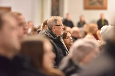 Mszy św. w Środę Popielcową na rozpoczęcie Wielkiego Postu w katedrze rzeszowskiej przewodniczył bp Jan Wątroba. Eucharystię koncelebrowali: ks. Łukasz Cyrnek, ks. Krzysztof Golas, ks. Krzysztof Gołąbek, ks. Sławomir Jeziorski, ks. Dominik Kiełb, ks. Jakub Nagi i ks. Nikodem Rybczyk.
Homilię wygłosił ks. Julian Wybraniec, wikariusz parafii katedralnej. Kaznodzieja w rozważaniu mówił o symbolice popiołu, którym w Środę Popielcową posypuje się głowy uczestników liturgii.
Po homilii odbył się obrzęd wybrania i wpisania imion do księgi katechumenów dwóch kobiet, które, jako dorosłe, przygotowują się do przyjęcia sakramentów inicjacji chrześcijańskiej.
Następnie odbył się obrzęd posypania popiołem.
Podczas Mszy św. posługę muzyczną pełniła Katedralna Schola Liturgiczna. Eucharystia była transmitowana przez Katolickie Radio VIA.
fot. ks. Jakub Oczkowicz