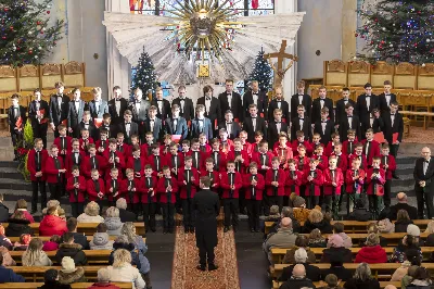 W niedzielę Chrztu Pańskiego w Katedrze Rzeszowskiej wybrzmiały najpiękniejsze polskie kolędy i pastorałki wykonane przez Katedralny Chór Chłopięco-Męski Pueri Cantores Resovienses pod dyrekcją Marcina Florczaka. Chór miał okazję wystąpić kilkukrotnie w Katedrze w czasie liturgicznego okresu Bożego Narodzenia uświetniając swym śpiewem obchodzone uroczystości. Miało to miejsce podczas mszy świętych w niedzielę Świętej Rodziny, w święto św. Jana Apostoła z okazji imienin księdza biskupa Jana Wątroby oraz w uroczystość Objawienia Pańskiego z okazji kolejnej rocznicy przyjęcia sakry biskupiej przez księży biskupów Kazimierza Górnego i Edwarda Białogłowskiego. W ubiegłą niedzielę (9.01) po Mszy Świętej o godz. 12:00 można było znów usłyszeć wiele pięknych, znanych polskich kolęd w wykonaniu chóru, m. in. Bóg się rodzi, Tryumfy Króla Niebieskiego, Przybieżeli do Betlejem czy Cicha noc. Wybrzmiały także mniej znane, ale równie piękne pastorałki: Cicho, cicho pastuszkowie w wykonaniu solisty Eryka Chudzika czy Kołysanka Józefa w wykonaniu solisty Tomasza Nowaka. Solową partią popisał się także Jan Żmuda  w kolędzie Jezus malusieńki. Solistom akompaniował na pianinie chórzysta Maksymilian Rogóż. Chór wykonał także po dwa utwory na głosy męskie (W żłobie leży i Mizerna cicha) oraz na głosy dziecięce (Gore gwiazda i My też pastuszkowie).  Kolędowanie wpisuje się zarówno w kanon liturgii Kościoła katolickiego, jak i w naszą narodową tradycję. Dlatego wszyscy chętnie słuchają tych utworów, jednocześnie włączając się we wspólny śpiew. Także tym razem na zakończenie spotkania Panu Dyrygentowi udało się porwać zgromadzonych wiernych do wspólnego wykonania kolędy Wśród nocnej ciszy. Działalność Katedralnego Chóru Chłopięco-Męskiego Pueri Cantores Resovienses można wesprzeć przekazując 1% podatku na OPP Katolickie Towarzystwo Śpiewacze KRS 0000050601 lub wpłacając darowiznę na cele statutowe na konto bankowe podane na stronie resovienses.org. Beata Świerad fot. Joanna Prasoł