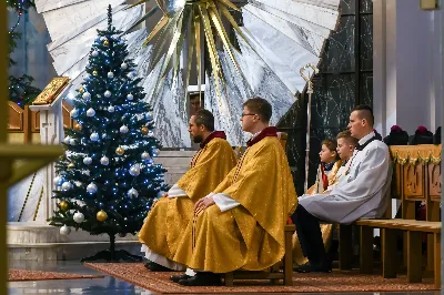 Z pomocą Pana Boga i naszego Zbawiciela, Jezusa Chrystusa, wybieramy tych naszych braci do stanu prezbiteratu”. Tymi słowami, zawartymi w obrzędach święceń, 26 maja br. bp Kazimierz Górny przyjął do grona kapłanów siedemnastu diakonów z Wyższego Seminarium Duchownego w Rzeszowie.
Uroczystą Mszę św. z udzieleniem sakramentu święceń koncelebrowało 110 kapłanów. W homilii Ksiądz Biskup spośród wielu cech, którymi powinien odznaczać się kapłan, wyróżnił wierność Chrystusowi. Odniósł się do obecnych realiów, w których przyjdzie posługiwać neoprezbiterom, a wobec nowych wymagań współczesności, Ksiądz Biskup postawił im za wzór postacie św. Józefa Sebastiana Pelczara oraz błogosławionych kapłanów pochodzących z terenu naszej diecezji: Jana Balickiego, Władysława Findysza, Romana Sitko i Józefa Kowalskiego.
Obrzędy święceń rozpoczęły się po homilii. Najpierw diakoni złożyli przyrzeczenie czci i posłuszeństwa wobec biskupa i jego następców. Następnie wszyscy zgromadzeni, śpiewając Litanię do Wszystkich Świętych, prosili o wylanie Ducha Świętego na kandydatów do prezbiteratu, którzy w tym momencie modlili się leżąc krzyżem. Kluczowym momentem liturgii święceń było nałożenie rąk na głowy diakonów przez Księdza Biskupa i prezbiterów oraz odmówienie modlitwy konsekracyjnej. Od tej chwili diecezja rzeszowska wzbogaciła się o nowych siedemnastu kapłanów, którzy po raz pierwszy celebrowali Eucharystię ze swoim biskupem. Po jej zakończeniu, powierzyli całe swoje kapłańskie życie opiece Maryi - Matce kapłanów.
Dzień święceń kapłańskich jest uroczystością dla całej diecezji. Bowiem tych siedemnastu nowych księży, którzy poświęcili całe swoje życie na ofiarną służbę Bogu, Kościołowi i Ojczyźnie, stanowi wyjątkowo radosny prezent nie tylko dla ich Matek, które obchodziły tego dnia swoje święto, ale są oni darem dla całego Kościoła i diecezji rzeszowskiej, w której będą posługiwać. Neoprezbiterzy pod koniec czerwca otrzymają skierowanie na zastępstwa w parafiach diecezji, a od końca sierpnia rozpoczną pracę jako wikariusze na swoich pierwszych placówkach.

Święcenia przyjęli:

ks. Grzegorz Białoń z Małastowa
ks. Wojciech Chrostowski z Gorlic (Fara)
ks. Mirosław Dziadosz z Jasła (Chrystus Król)
ks. Paweł Gąsior z Rożnowic
ks. Mirosław Głowacki z Chmielowa (diec. sandomierska)
ks. Damian Jacek z Czudca
ks. Mirosław Kardaś ze Strzyżowa (św. J. S. Pelczara)
ks. Tomasz Kołodziej z Trzebosi
ks. Filip Mikuła z Rzeszowa (Katedra)
ks. Mateusz Mycek z Sędziszowa Małopolskiego (Fara)
ks. Marcin Pokrywka z Przeworska (Ojcowie Bernardyni, diec. przemyska)
ks. Nikodem Rybczyk z Gorlic (Fara)
ks. Tomasz Ryczek z Turzy (diec. tarnowska)
ks. Paweł Sikora z Rzeszowa (Zwięczyca - św. Józefa)
ks. Krzysztof Wilczkiewicz z Gorlic (Glinik)
ks. Tomasz Wójcik z Niewodnej
ks. Julian Wybraniec z Rzeszowa (św. Rocha)