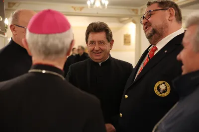 W liturgiczne wspomnienie św. Jana Apostoła (27 grudnia) w katedrze rzeszowskiej celebrowano Eucharystię, której przewodniczył bp Jan Wątroba. Mszę św. koncelebrował abp Edward Nowak, bp Edward Białogłowski, a także ok. 60 kapłanów, którzy wraz z przedstawicielami wspólnot, stowarzyszeń i instytucji modlili się w intencji Biskupa Rzeszowskiego z okazji jego imienin.
Homilię wygłosił ks. Janusz Kosior, proboszcz parafii pw. św. Jadwigi Królowej w Rzeszowie.
Na zakończenie Mszy św. bp Jan Wątroba podziękował za modlitwę i życzenia. 
fot. ks. Jakub Oczkowicz

