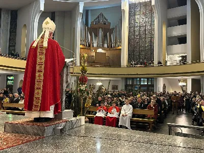 W Niedzielę Palmową (2 kwietnia 2023 r.) odbył się „Marsz modlitewny ze św. Janem Pawłem II”, który rozpoczął się przy Kościele akademickim pw. Św. Jadwigi Królowej. Wśród osób biorących udział w wydarzeniu obecni byli m. in.: Ewa Leniart, wojewoda podkarpacki, Marcin Warchoł, sekretarz stanu w Ministerstwie Sprawiedliwości, a także władze lokalne, samorządowcy, służby mundurowe, przedstawiciele instytucji, szkół, fundacji, stowarzyszeń katolickich, a także kapłani i siostry zakonne.
Uczestnicy udali się do katedry rzeszowskiej, gdzie następnie odbyła się Eucharystia, której przewodniczył bp Jan Wątroba. W liturgii wzięli udział także: abp Edward Nowak, bp Edward Białogłowski, bp Kazimierz Górny, ks. infułat Wiesław Szurek i 25 kapłanów.
W homilii bp Wątroba mówił m. in., iż „ze smutkiem obserwujemy, jak wielu atakuje osobę i nauczanie św. Papieża, powtarzając nieuzasadnione i bezpodstawne oskarżenia i zniewagi. A jeszcze niedawno szczycili się i powoływali na osobiste spotkania, wspólne fotografie, cytowali wypowiedzi. Równie smutne jest to, że czynią to swoi, rodacy. W żadnym innym narodzie nie ma takich złośliwości, agresji i ataków na pamięć o św. Janie Pawle II. Tym bardziej potrzeba naszej jedności i solidarności w przypominaniu Jego świadectwa, Jego słów, gestów i trwałych dzieł”.
„Módlmy się i my za tych, którzy chcą zniszczyć pamięć i dobre imię św. Jana Pawła II, by Pan dał im łaskę opamiętania. A sami z tym większą gorliwością realizujmy program, który nam zostawił w swoim testamencie św. Jan Paweł II Wielki” – zachęcał biskup rzeszowski.
Po Mszy św. wierni wraz z biskupami przeszli do Parku Papieskiego. Tam, modlono się pod pomnikiem św. Jana Pawła II, gdzie złożono kwiaty, zapalono znicze, a także odśpiewano Apel Jasnogórski poprzedzony wspomnieniami o św. Janie Pawle II, które wypowiedział ks. Stanisław Słowik. Modlitwę zakończył śpiew „Barki”. 