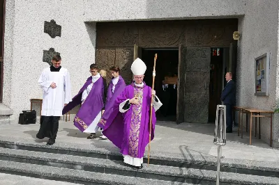 W kościele katedralnym w Rzeszowie, 2 września 2022 r., odbyły się uroczystości pogrzebowe śp. Tadeusza Ferenca, wieloletniego prezydenta Rzeszowa.

Przed rozpoczęciem liturgii Prezydent RP Andrzej Duda odznaczył pośmiertnie śp. Tadeusza Ferenca Orderem Odrodzenia Polski.

Mszy św. przewodniczył bp Jan Wątroba. W koncelebrze wziął udział bp Kazimierz Górny, ks. infułat Wiesław Szurek i 27 kapłanów.

Homilię wygłosił bp Jan Wątroba.

Obrzędy ostatniego pożegnania odbyły się w kościele katedralnym. Następnie kondukt pogrzebowy ulicami miasta udał się na Cmentarz Wilkowyja w Rzeszowie, gdzie odbył się pochówek śp. Tadeusza Ferenca.

fot. ks. Jakub Nagi, Kurier Rzeszowski - portal, gazeta, TVi 