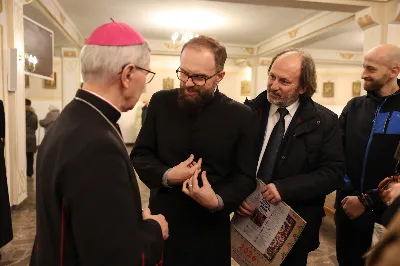 W liturgiczne wspomnienie św. Jana Apostoła (27 grudnia) w katedrze rzeszowskiej celebrowano Eucharystię, której przewodniczył bp Jan Wątroba. Mszę św. koncelebrował abp Edward Nowak, bp Edward Białogłowski, a także ok. 60 kapłanów, którzy wraz z przedstawicielami wspólnot, stowarzyszeń i instytucji modlili się w intencji Biskupa Rzeszowskiego z okazji jego imienin.
Homilię wygłosił ks. Janusz Kosior, proboszcz parafii pw. św. Jadwigi Królowej w Rzeszowie.
Na zakończenie Mszy św. bp Jan Wątroba podziękował za modlitwę i życzenia. 
fot. ks. Jakub Oczkowicz
