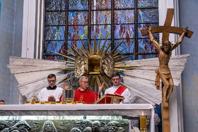 Liturgia Męki Pańskiej rozpoczęła się od procesji wejścia w zupełnej ciszy i gestu prostracji – pokornego padnięcia twarzą do ziemi głównego celebransa – Biskupa Rzeszowskiego Jana Wątroby. Drugim etapem nabożeństwa była Liturgia Słowa. Jej centrum stanowiła Męka Pańska w relacji wg św. Jana – odśpiewana przez ks. Juliana Wybrańca, kl. Dawida Piroga oraz kl. Karola Baraniewicza, z partiami tłumu wykonanymi przez Katedralny Chór Chłopięco-Męski Pueri Cantores Resovienses (tenory i basy), pod dyrekcją ks. dra Andrzeja Widaka we współpracy z Angelą Pacutą i Edytą Kotulą, dyrygentkami chóru.

W homilii bp Jan Wątroba zapraszał do odczytania na nowo sensu krzyża Jezusa i Jego Orędzia.

Trzecią częścią liturgii była adoracja krzyża. W pierwszej kolejności krzyż adorowali poprzez ucałowanie: Ksiądz Biskup, księża z Wyższego Seminarium Duchownego w Rzeszowie, księża katedralni oraz siostry zakonne. Następnie hołd krzyżowi oddali wszyscy wierni, wpatrując się w krzyż trzymany przez ks. Krzysztofa Gołąbka, proboszcza katedry.

Ostatnią częścią liturgii był obrzęd Komunii św. zakończony przeniesieniem Pana Jezusa w monstrancji do tzw. Bożego grobu. W tym roku dekoracja grobu nawiązuje do przeżywanego roku duszpasterskiego pt. „Wierzę w Kościół Chrystusowy”. Projekt autorstwa ks. Pawła Wójcika, wikariusza katedralnego, zachęca do pogłębienia relacji z Jezusem i jak wzywa napis umieszczony na grobie do „zakorzenienia w Kościele Chrystusa”.
fot. Joanna Prasoł 