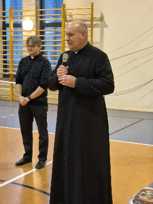 W sobotę 7 grudnia 2024 r. w Instytucie Teologiczno-Pastoralnym w Rzeszowie odbył się dekanalny turniej piłki nożnej o puchar Dziekana Dekanatu Rzeszów-Katedra. Zawody odbyły się w trzech kategoriach wiekowych i uczestniczyło w nich 12 drużyn. 
Turniej rozpoczął się modlitwą. Po uroczystym otwarciu zawodów, ministranci i lektorzy z poszczególnych kategorii wiekowych przystąpili do rywalizacji o puchar Księdza Dziekana Dekanatu Rzeszów-Katedra pod czujnym okiem sędziego Krzysztofa Kawy.
W kategorii „ministrantów” zgłosili się przedstawiciele parafii: św. Michała Archanioła, Najświętszego Serca Pana Jezusa, Wniebowzięcia NMP oraz MB Królowej Polski. Pierwsze miejsce i możliwość wzięcia udziału w rozgrywkach diecezjalnych uzyskali ministranci z Parafii Katedralnej. W tym miejscu chcemy podziękować Panu Tomaszowi Niziołowi, który od września bezpłatnie prowadzi treningi z chętnymi ministrantami naszej parafii. Efekty są widoczne.
W kategorii „lektorów młodszych”. Zgłosiły się drużyny z parafii: Opatrzności Bożej, Wniebowzięcia NMP, MB Królowej Polski oraz Katedry. Zwycięzcą z możliwością wzięcia udziału w dalszym etapie eliminacji do Mistrzostw Polski zostali lektorzy z Parafii Opatrzności Bożej. Do rozgrywek w najstarszej grupie wiekowej zgłosiły się drużyny z parafii: Wniebowzięcia NMP, św. Michała Archanioła i Katedry. Pierwsze miejsce zajęła Parafia św. św. Michała Archanioła w Rzeszowie i to oni będą reprezentować dekanat w turnieju na szczeblu diecezjalnym.

Katedralni ministranci i lektorzy zdobyli: 
Ministranci – ZŁOTO 
Lektorzy młodsi – BRĄZ 
Lektorzy starsi – SREBRO 

Na zakończenie turnieju ks. Dziekan Krzysztof Gołąbek i ks. Paweł Wójcik – dekanalny duszpasterz LSO pogratulowali wszystkim zawodnikom, rodzicom i opiekunom, a zwycięzcom w poszczególnych kategoriach wiekowych wręczyli pamiątkowe medale i upominki. Każda drużyna otrzymała puchar i dyplom za udział w turnieju. 
Gratulujemy!