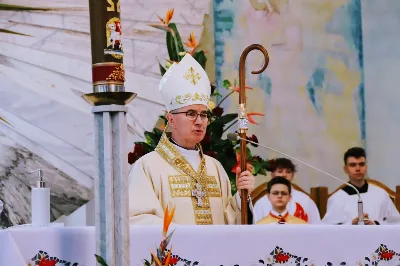 W sobotnie południe 67 naszych młodych parafian przyjęło sakrament bierzmowania. Po dwóch latach przygotowań wyrazili przed bpem Janem Wątrobą swoje pragnienie świadczenia o wierze i życia według jej zasad. Jako motto ich wzrostu w dojrzałości chrześcijańskiej Ksiądz Biskup zaproponował słowa św. Piotra: "Trzeba słuchać bardziej Boga niż ludzi".
Fot. Piotr Reszko i Katarzyna Franiszyn-Luciano