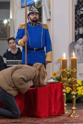 Liturgia Męki Pańskiej rozpoczęła się od procesji wejścia w zupełnej ciszy i gestu prostracji – pokornego padnięcia twarzą do ziemi głównego celebransa – Biskupa Rzeszowskiego Jana Wątroby. Drugim etapem nabożeństwa była Liturgia Słowa. Jej centrum stanowiła Męka Pańska w relacji wg św. Jana – odśpiewana przez ks. Juliana Wybrańca, kl. Dawida Piroga oraz kl. Karola Baraniewicza, z partiami tłumu wykonanymi przez Katedralny Chór Chłopięco-Męski Pueri Cantores Resovienses (tenory i basy), pod dyrekcją ks. dra Andrzeja Widaka we współpracy z Angelą Pacutą i Edytą Kotulą, dyrygentkami chóru.

W homilii bp Jan Wątroba zapraszał do odczytania na nowo sensu krzyża Jezusa i Jego Orędzia.

Trzecią częścią liturgii była adoracja krzyża. W pierwszej kolejności krzyż adorowali poprzez ucałowanie: Ksiądz Biskup, księża z Wyższego Seminarium Duchownego w Rzeszowie, księża katedralni oraz siostry zakonne. Następnie hołd krzyżowi oddali wszyscy wierni, wpatrując się w krzyż trzymany przez ks. Krzysztofa Gołąbka, proboszcza katedry.

Ostatnią częścią liturgii był obrzęd Komunii św. zakończony przeniesieniem Pana Jezusa w monstrancji do tzw. Bożego grobu. W tym roku dekoracja grobu nawiązuje do przeżywanego roku duszpasterskiego pt. „Wierzę w Kościół Chrystusowy”. Projekt autorstwa ks. Pawła Wójcika, wikariusza katedralnego, zachęca do pogłębienia relacji z Jezusem i jak wzywa napis umieszczony na grobie do „zakorzenienia w Kościele Chrystusa”.
fot. Joanna Prasoł 